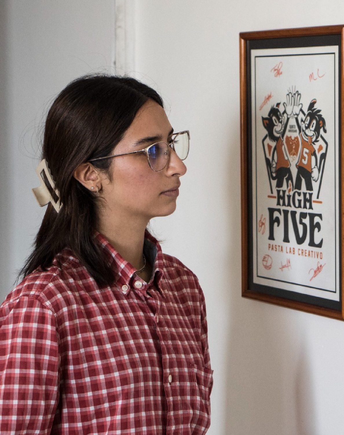 Chica de Pasta frente a un cuadro del quinto aniversario