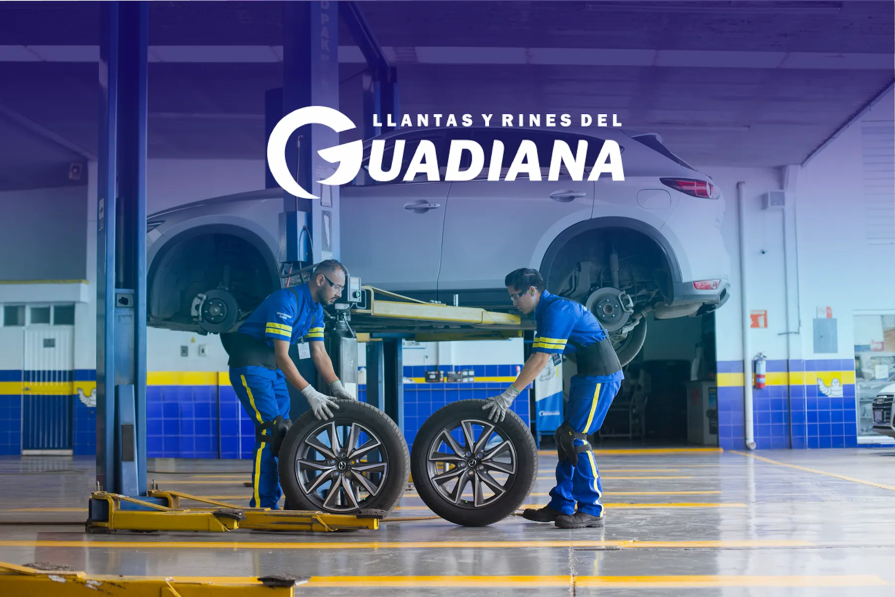 Trabajadores de Llantas y Rines del Guadiana moviendo una llanta, logotipo de la empresa en la parte de arriba