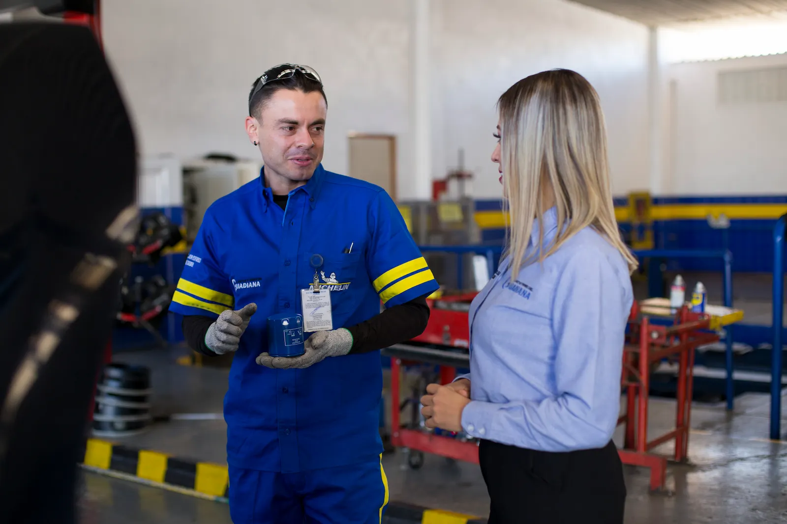Trabajador de Llantas y Rines del Guadiana atendiendo a alguien