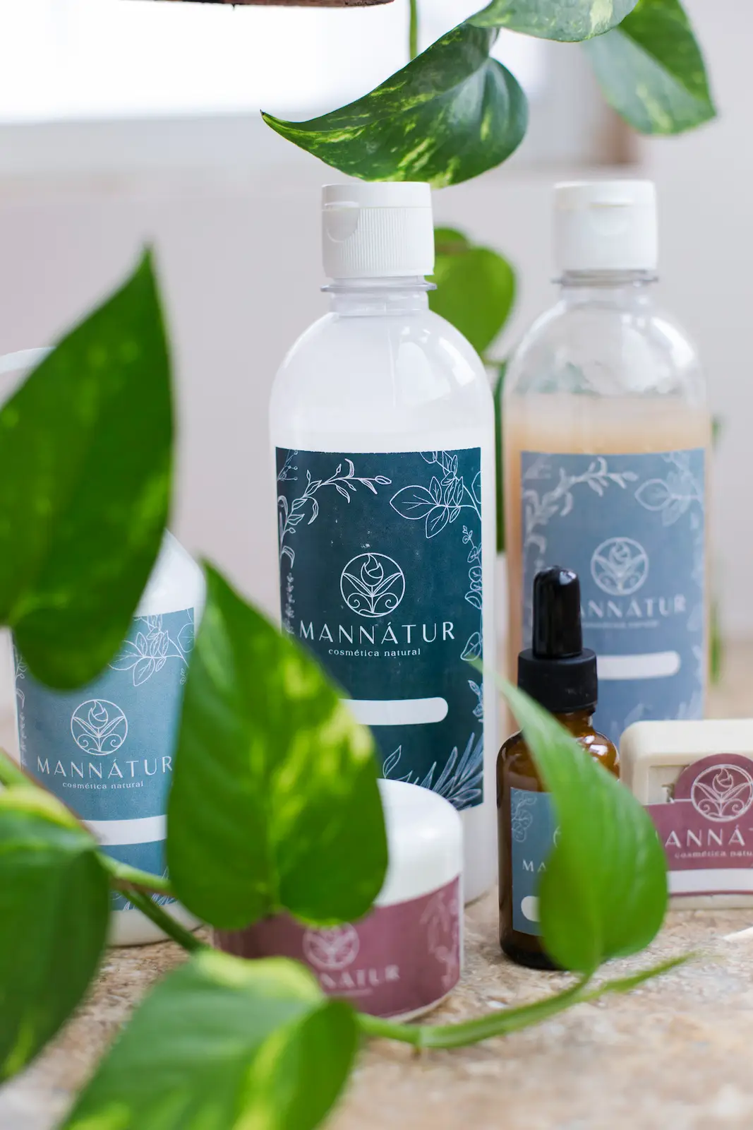 Productos Mannatur entre una planta