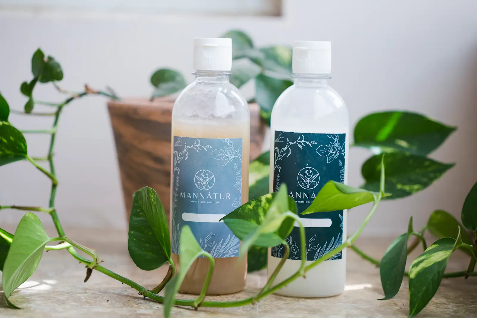 Productos de Mannatur entre plantas en baño
