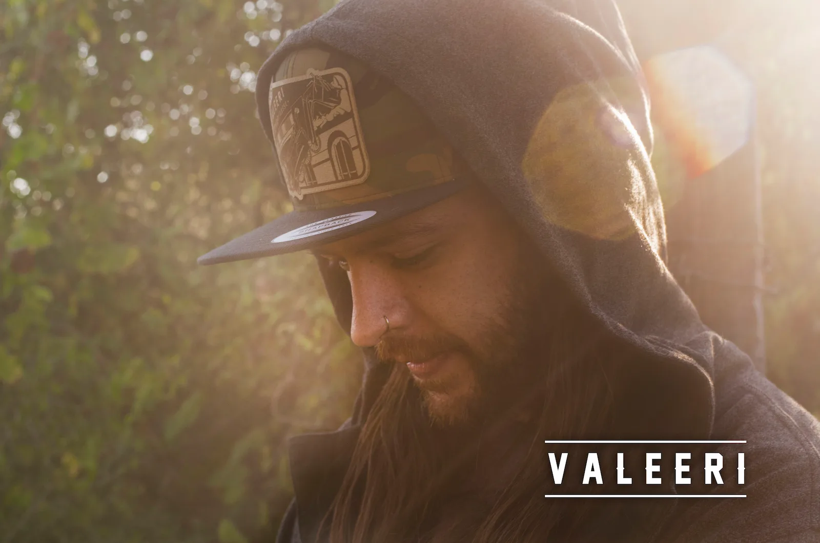 Chico usando gorra Valeeri con el sol detrás