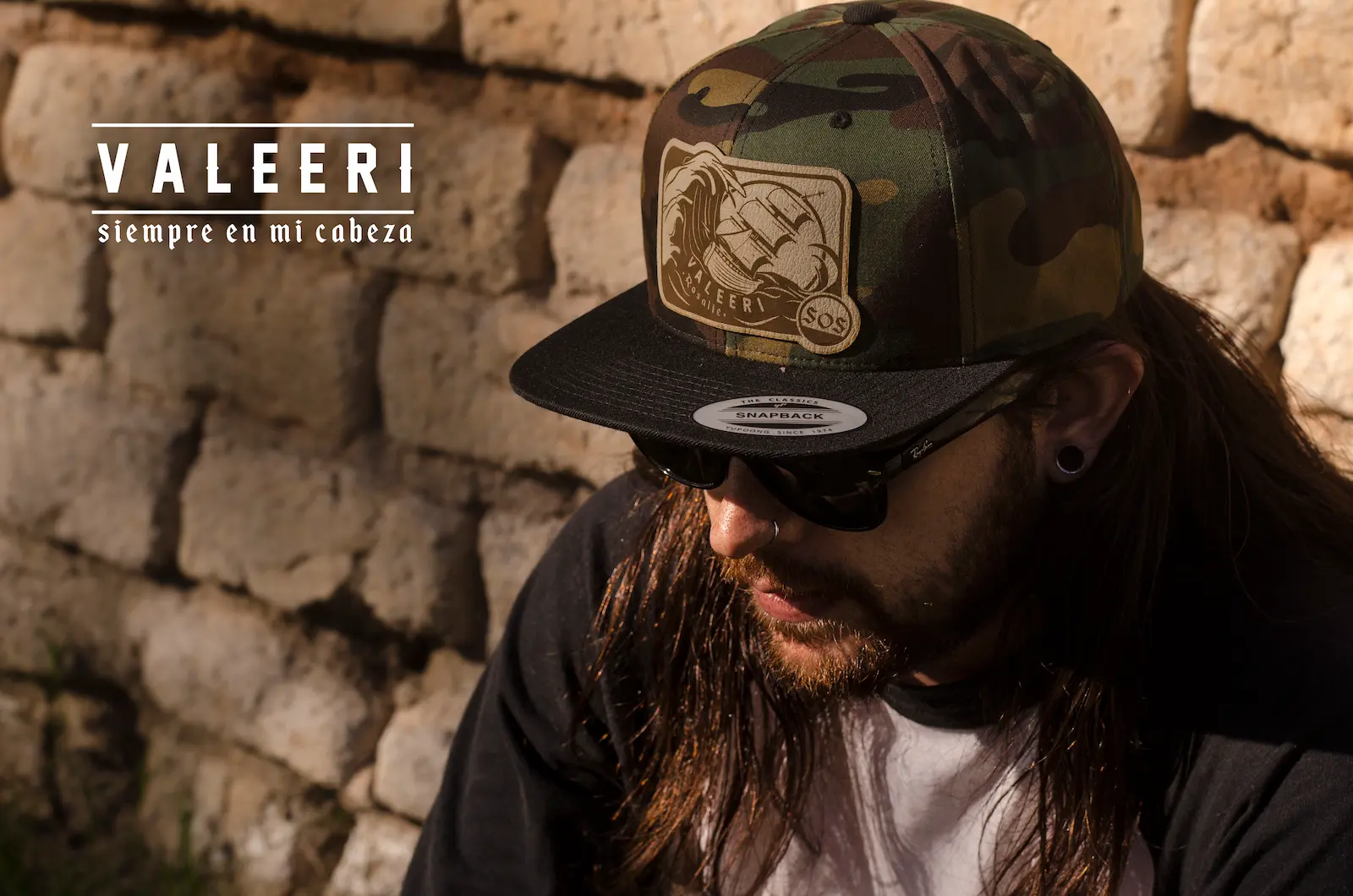 Chico usando gorra Valeeri