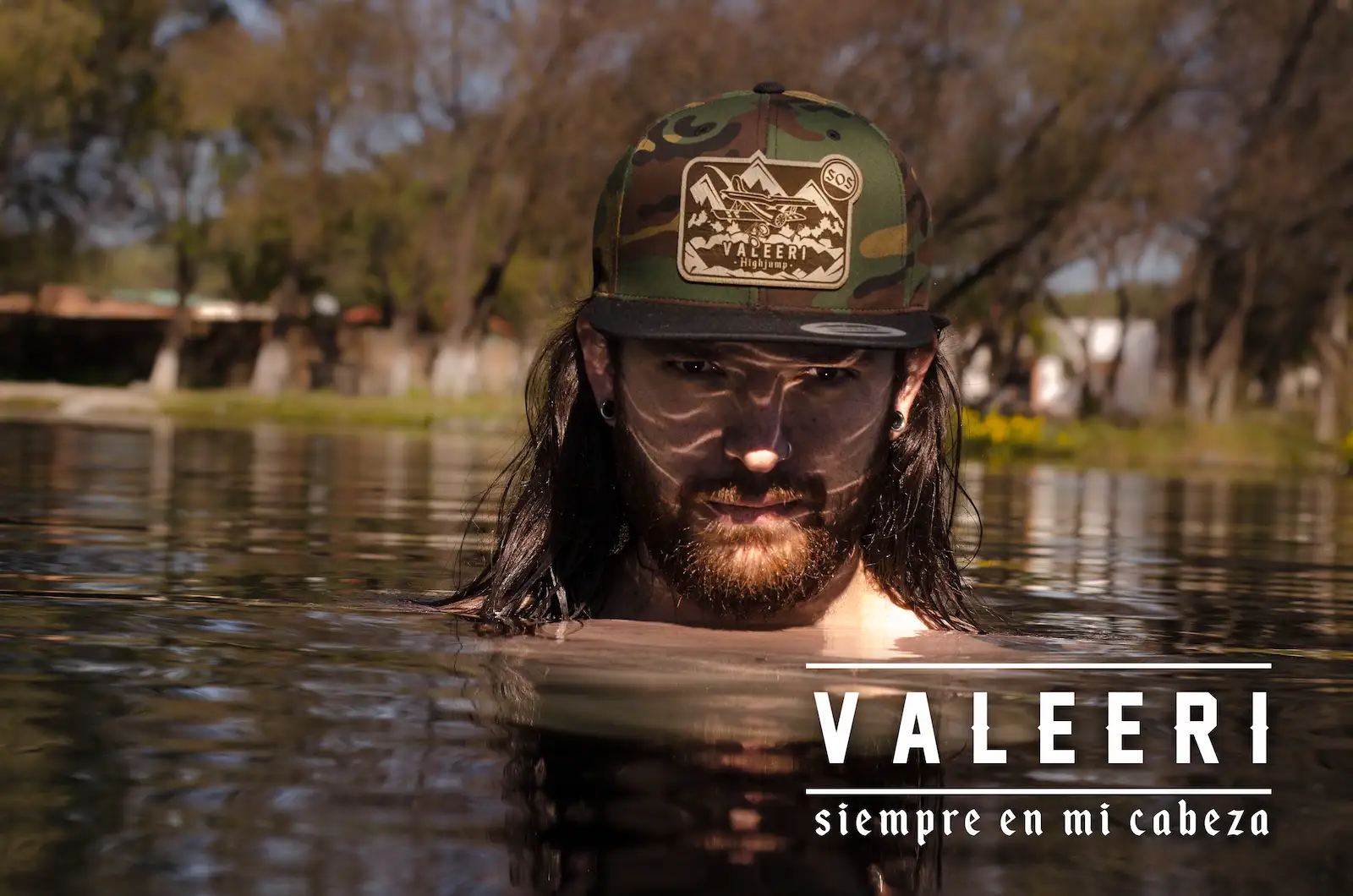 Chico usando gorra Valeeri sumergido en el agua hasta el cuello
