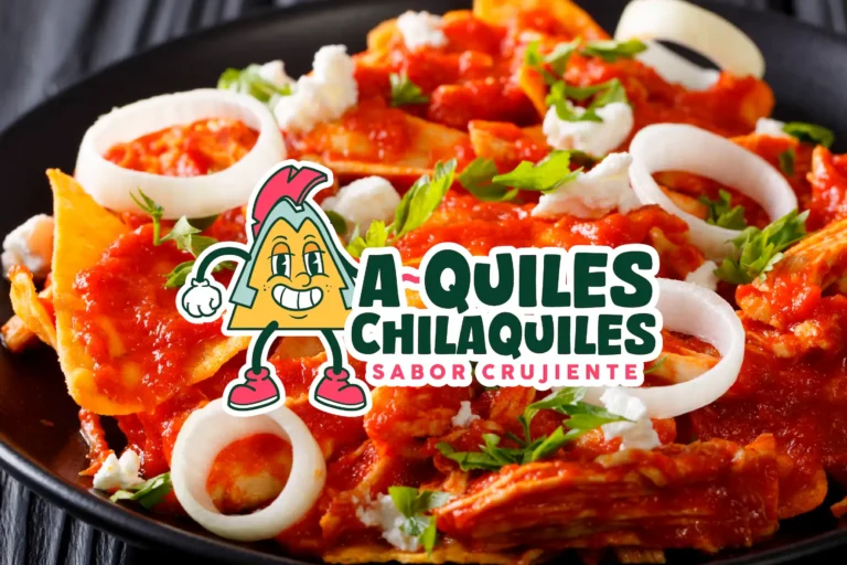 Logotipo de A-quiles Chilaquiles sobre una fotografía de un platillo