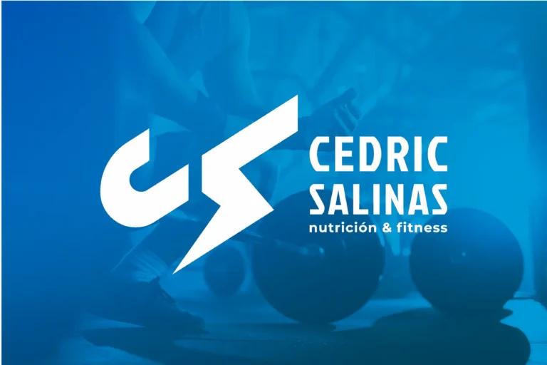 Logotipo de Cedric Salinas sobre fotografía azul
