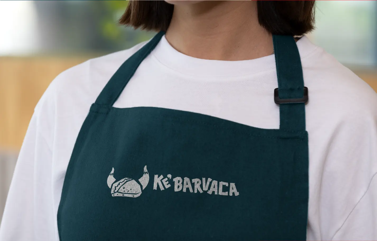 Logotipo de Ke Barvaka en mandil