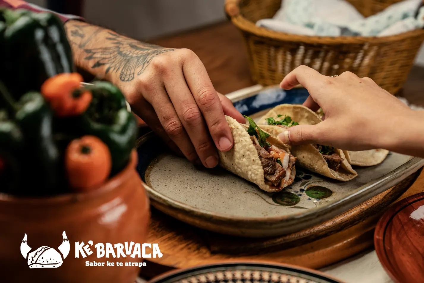 Logotipo de Ke Barvaka acompañando una foto de un platillo