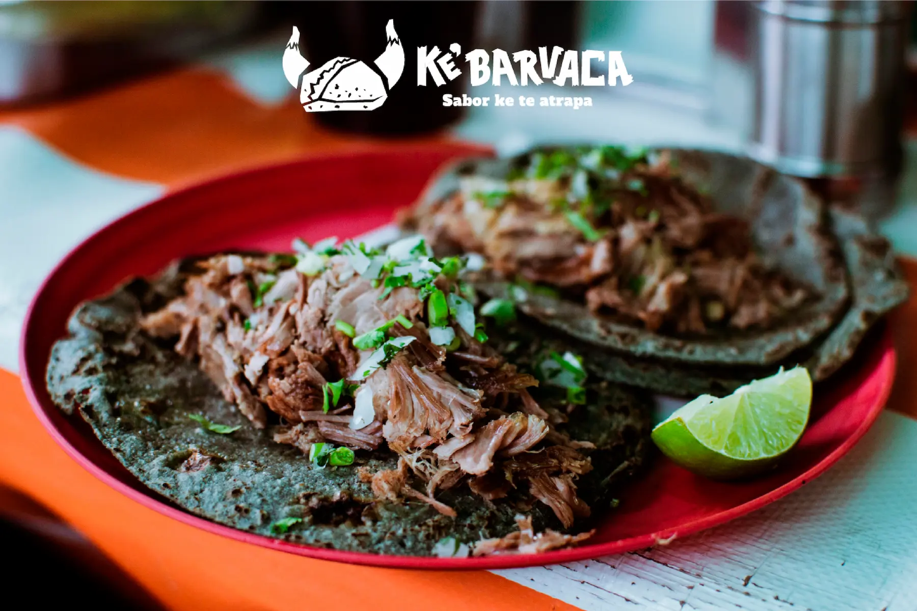 Logotipo de Ke Barvaka acompañando una foto de un platillo