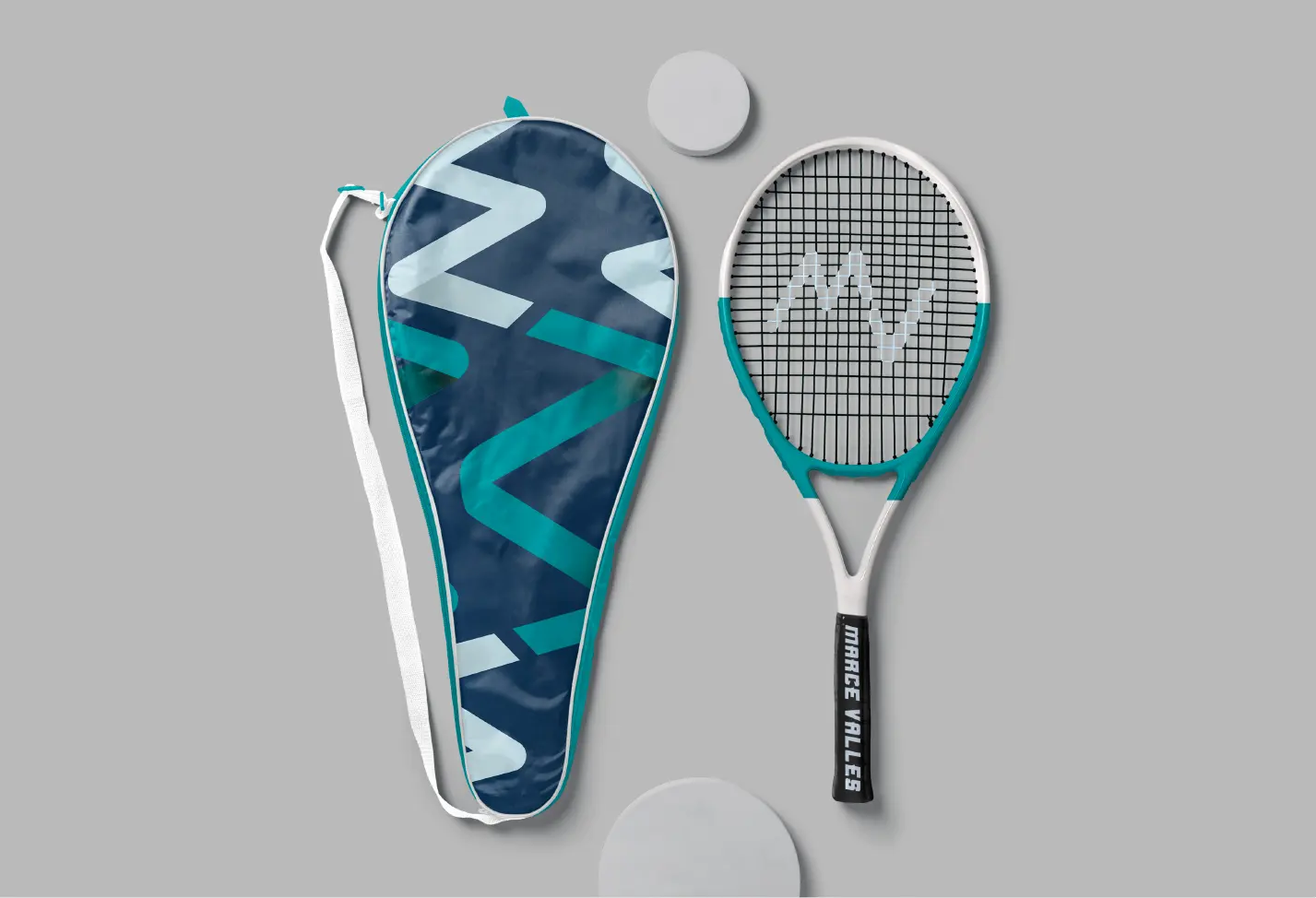 Logotipo de Marce Valles en bolsa de raqueta de tennis