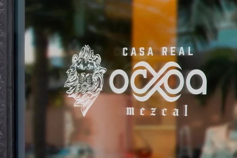 Logotipo de Ocxoa en puerta de vidrio