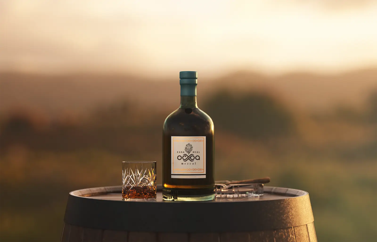 Logotipo de Ocxoa en una botella de mezcal sobre una mesa y el campo de fondo