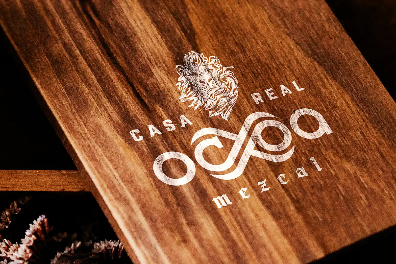 Logotipo de Ocxoa grabado sobre madera