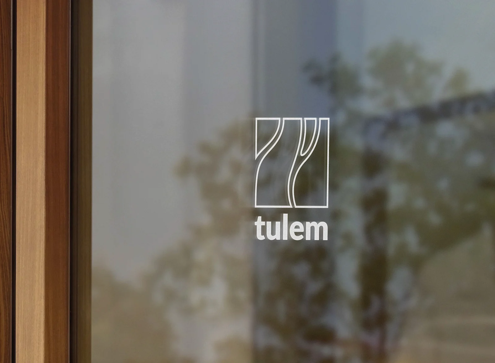Logotipo de Tulem en vidrio