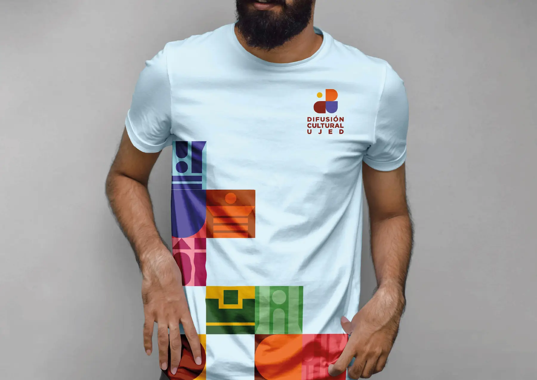 Hombre usando playera con logotipo diseñado para Difusión CUltural UJED