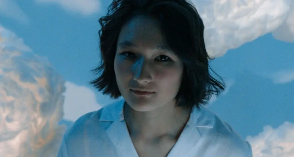 Rostro de mujer con fondo de nubes