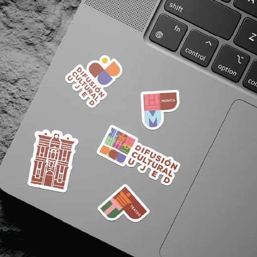 Laptop con sitckers de brand de UJED