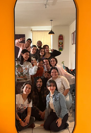 Equipo de Pasta Laboratorio frente un espejo en el lab